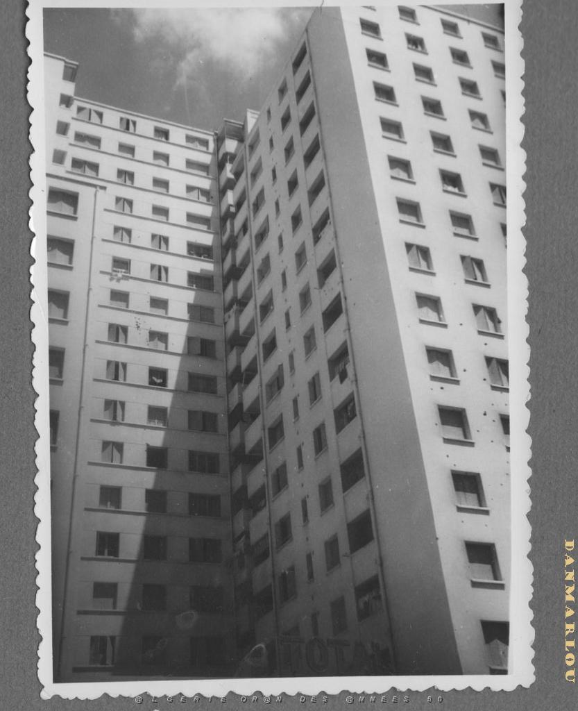 ORAN CITE PERRET APRES LE PASSAGE DES GARDES MOBILES.jpg